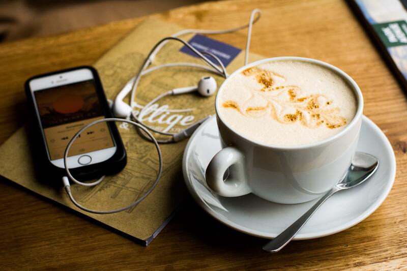 escuchando-podcasts-con-un-cafe