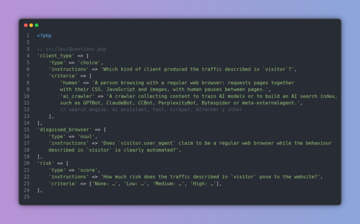 Código PHP de Questions.php con las tres preguntas: client_type (choice), con un criterio por cada tipo de cliente, como human o ai_crawler; disguised_browser (noul), que pregunta si el user agent dice ser un navegador mientras el comportamiento es claramente automatizado; y risk (score), con cuatro niveles, de None a High.
